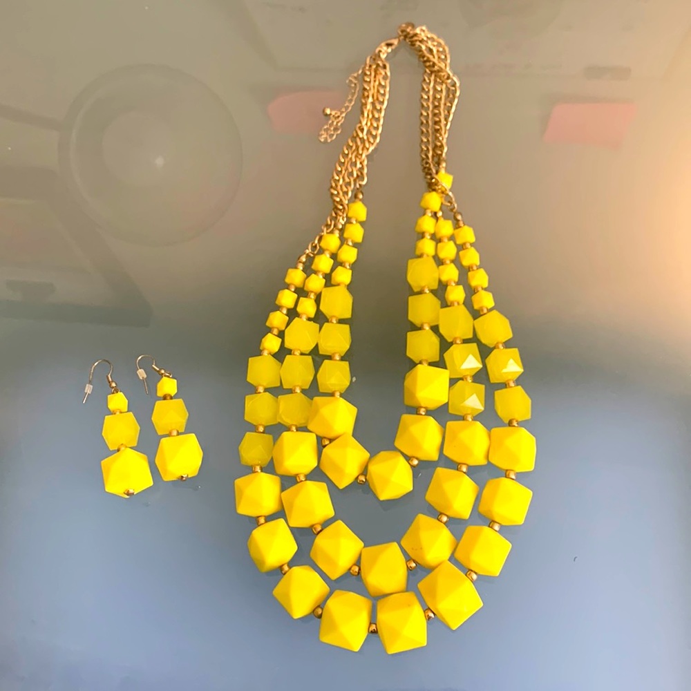Like new necklace and earring set